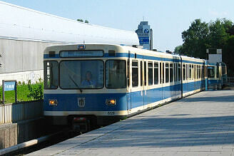 A-Wagen 128 als U6 im U-Bahnhof Freimann