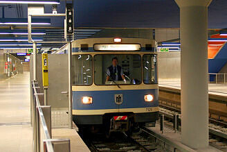 A-Wagen 129 als dort startende U1 im U-Bahnhof Olympia-Einkaufszentrum