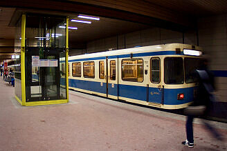 A-Wagen 132 als U6 im U-Bahnhof Implerstraße