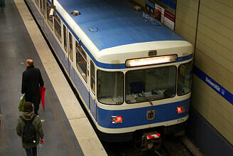 A-Wagen 134 als U3 im U-Bahnhof Universität