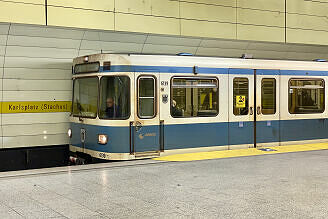 A-Wagen 139 als U4 im U-Bahnhof Karlsplatz (Stachus)