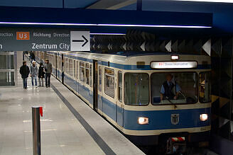 A-Wagen 141 als U3 im U-Bahnhof Olympia-Einkaufszentrum