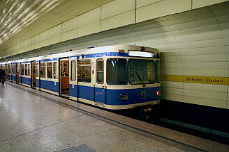 A-Wagen 162 als U5 im U-Bahnhof Karlsplatz (Stachus)