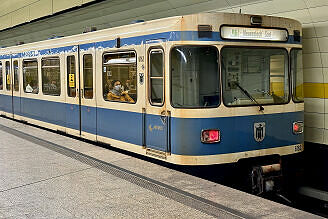 A-Wagen 162 als U5 im U-Bahnhof Karlsplatz (Stachus)