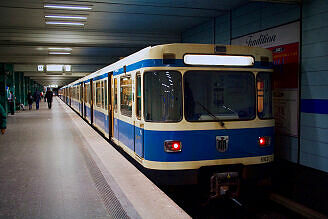 A-Wagen 163 als U3 im U-Bahnhof Goetheplatz