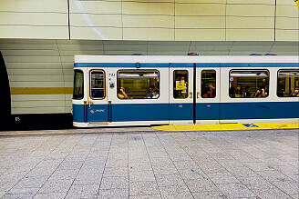 A-Wagen 172 im U-Bahnhof Karlsplatz (Stachus)