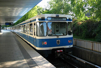 A-Wagen 177 als U6 im U-Bahnhof Freimann