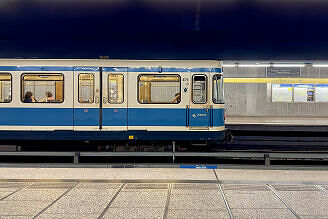 A-Wagen 178 als U4 im U-Bahnhof Richard-Strauss-Straße