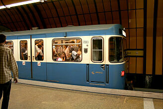 A-Wagen 203 im U-Bahnhof Theresienwiese