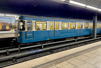 A-Wagen 205 als U4 im U-Bahnhof Richard-Strauss-Straße