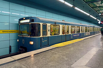 A-Wagen 207 als U4 im U-Bahnhof Böhmerwaldplatz