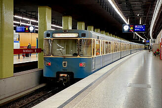 A-Wagen 212 als U2 im U-Bahnhof Kolumbusplatz