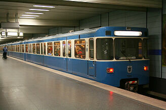 A-Wagen 214 als U3 im U-Bahnhof Goetheplatz