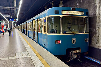 A-Wagen 214 als U7 im U-Bahnhof Hauptbahnhof