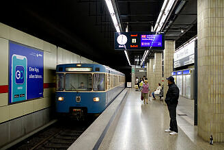 A-Wagen 214 als U2 im U-Bahnhof Karl-Preis-Platz