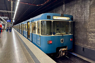 A-Wagen 215 als U1 im U-Bahnhof Hauptbahnhof