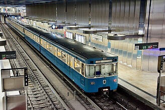 A-Wagen 220 als U1 im U-Bahnhof Olympia-Einkaufszentrum