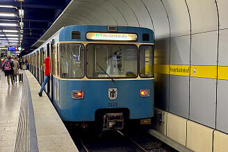 A-Wagen 223 als U4 im U-Bahnhof Hauptbahnhof