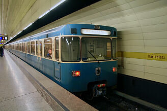 A-Wagen 227 als U5 im U-Bahnhof Karlsplatz (Stachus)