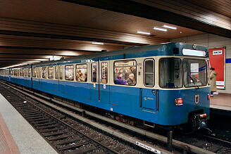 A-Wagen 230 im U-Bahnhof Implerstraße