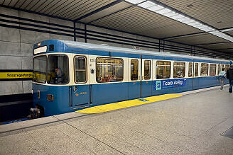 A-Wagen 231 als U4 im U-Bahnhof Prinzregentenplatz