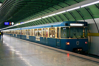 A-Wagen 233 als U5 im U-Bahnhof Odeonsplatz