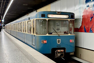 A-Wagen 234 als U2 im U-Bahnhof Königsplatz