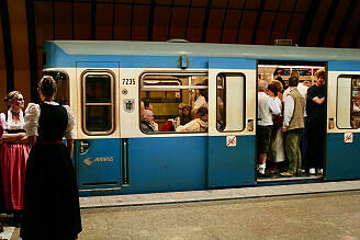 A-Wagen 235 im U-Bahnhof Theresienwiese