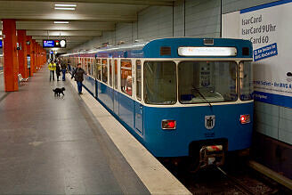 A-Wagen 236 als U3 im U-Bahnhof Giselastraße