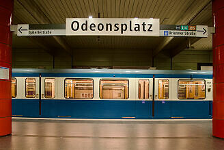 A-Wagen 237 als U2 im U-Bahnhof Odeonsplatz