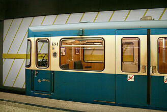 A-Wagen 240 als U5 im U-Bahnhof Laimer Platz