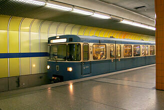 A-Wagen 241 als U6 im U-Bahnhof Holzapfelkreuth