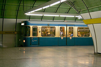 A-Wagen 242 im U-Bahnhof Odeonsplatz (U4/U5)