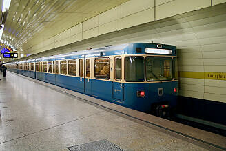 A-Wagen 246 als U5 im U-Bahnhof Karlsplatz (Stachus)