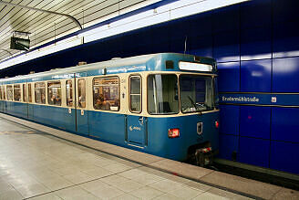A-Wagen 248 als U3 im U-Bahnhof Brudermühlstraße