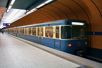 A-Wagen 248 als U6 im U-Bahnhof Marienplatz