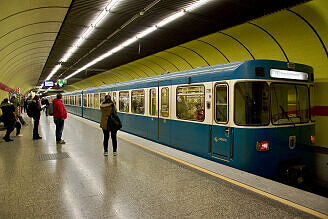 A-Wagen 251 als U1 im U-Bahnhof Sendlinger Tor