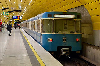 A-Wagen 253 als U1 im U-Bahnhof Sendlinger Tor