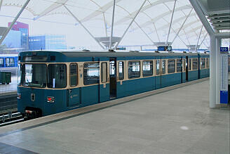 A-Wagen 303 als U6 im U-Bahnhof Fröttmaning