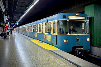 A-Wagen 303 als U2 im U-Bahnhof Innsbrucker Ring