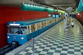 A-Wagen 303 als U2 im U-Bahnhof Josephsburg