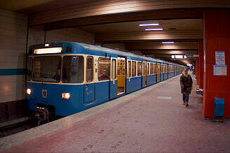 A-Wagen 306 als U6 im U-Bahnhof Harras