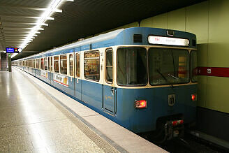 A-Wagen 307 als U2 im U-Bahnhof Untersbergstraße