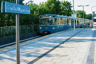 A-Wagen 307 als U6 im U-Bahnhof Kieferngarten