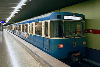 A-Wagen 307 als U2 im U-Bahnhof Untersbergstraße