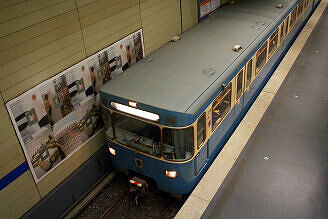 A-Wagen 308 im U-Bahnhof Universität