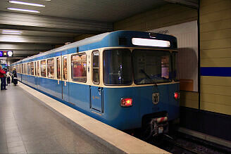A-Wagen 308 als U3 im U-Bahnhof Sendlinger Tor