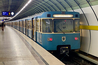 A-Wagen 311 als U5 im U-Bahnhof Odeonsplatz