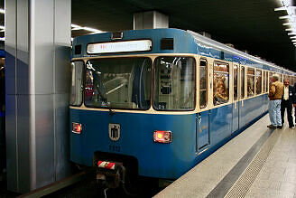 A-Wagen 312 als U2 im U-Bahnhof Hauptbahnhof