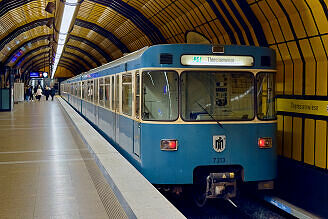 A-Wagen 313 im U-Bahnhof Theresienwiese